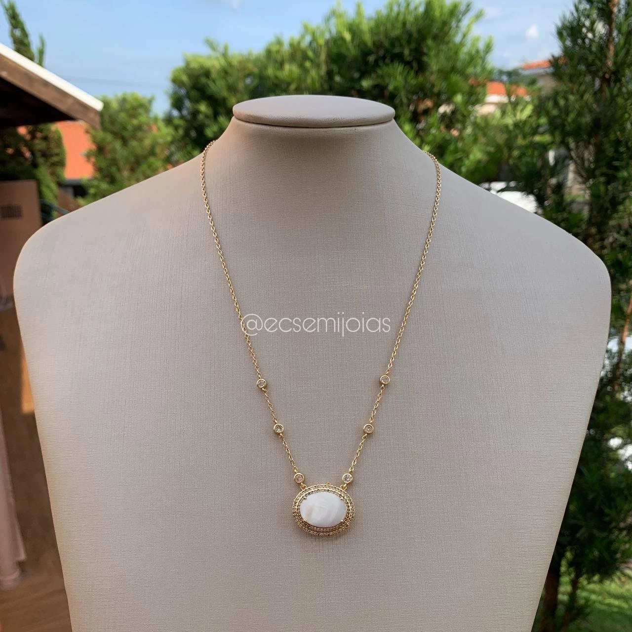 Colar c/ pedra oval maior centro cravejado em volta- banhdo a ouro 18k