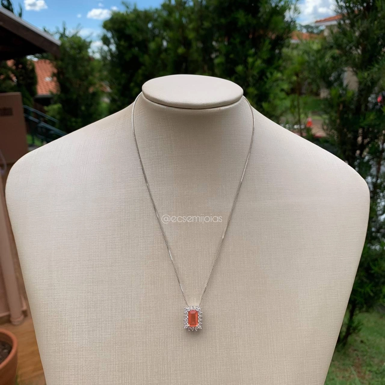 Colar c/ pedra retangular centro cravejado em volta- ródio branco- 45cm
