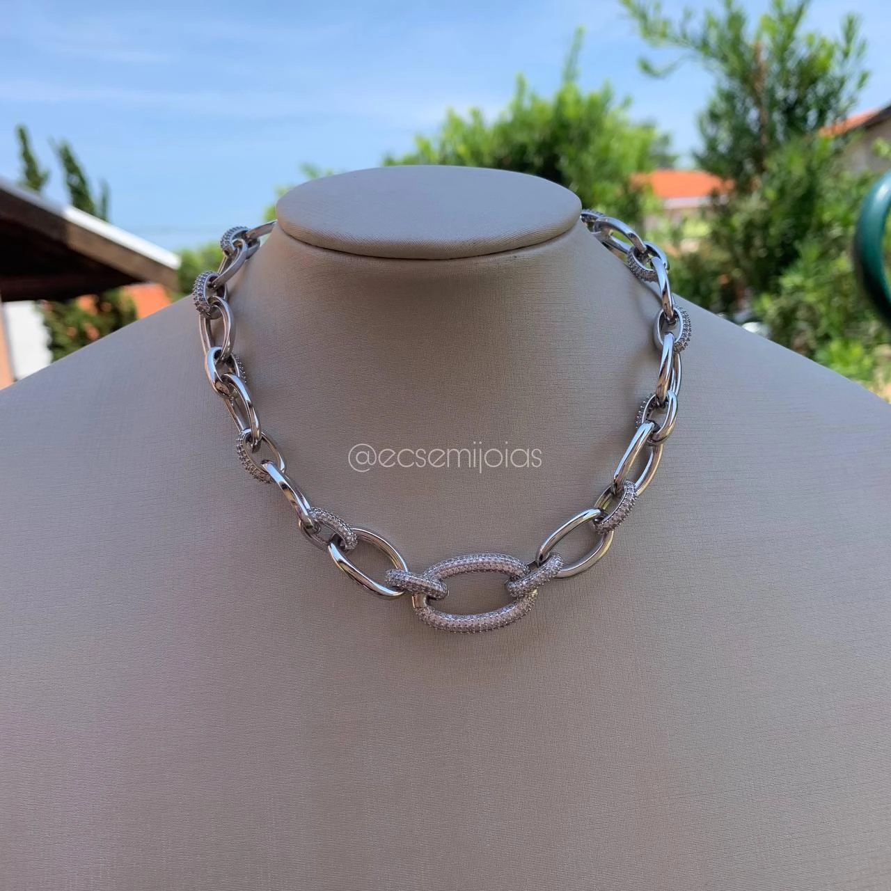 Colar c/ vários elos ovais cravejados e elo oval maior cravejado centro- banhado a ródio branco