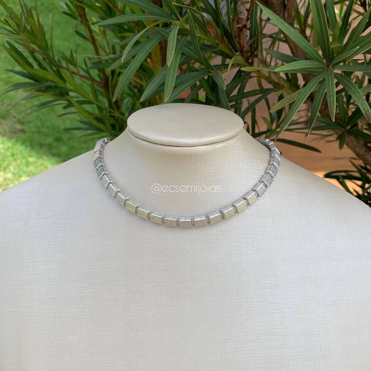 Colar choker quadrado bombardeado