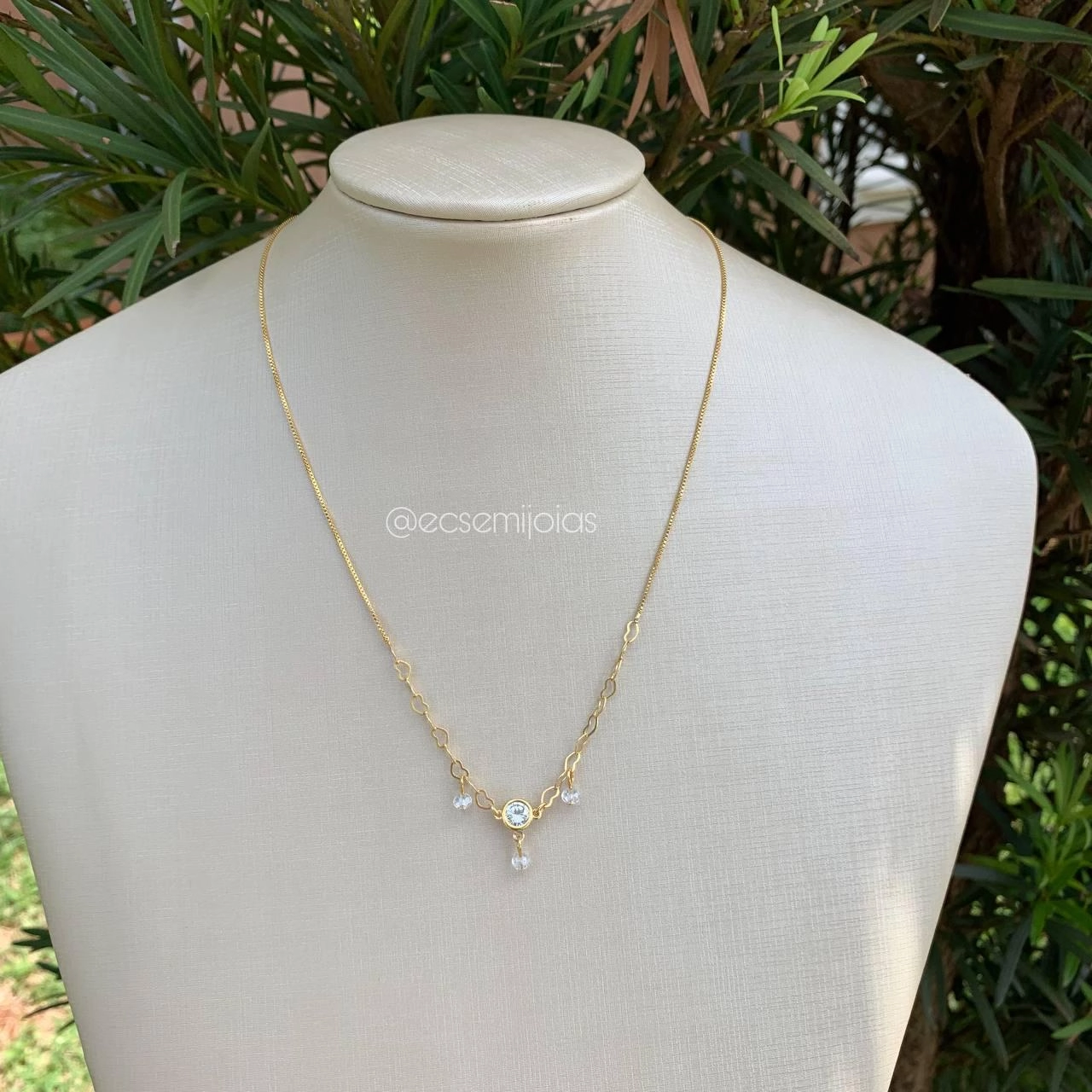 Colar com corrente de coral e cristais