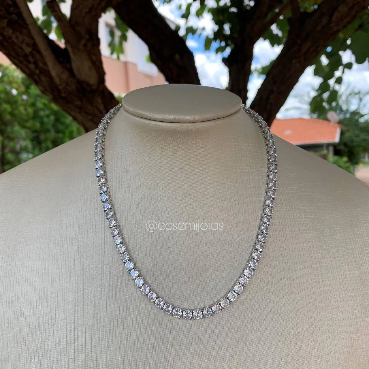 Colar cravejado com pedras redondas banhado a ródio branco - 40cm