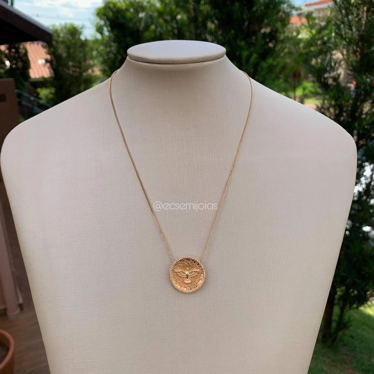 Colar de espirito santo com cravejado em volta - banhado a ouro 18k
