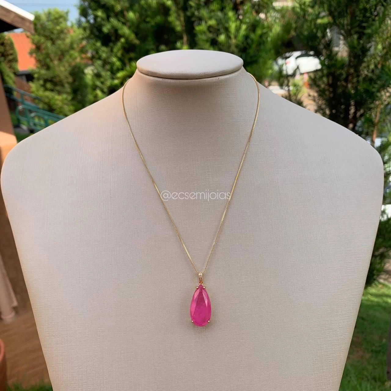 Colar gota 12x25 fusion com argola cravejada e galeria trabalhada-banhado a ouro 18k