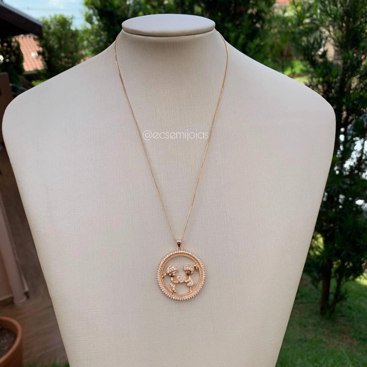 Colar mandala casal segurando um coração- banhado a ouro 18k