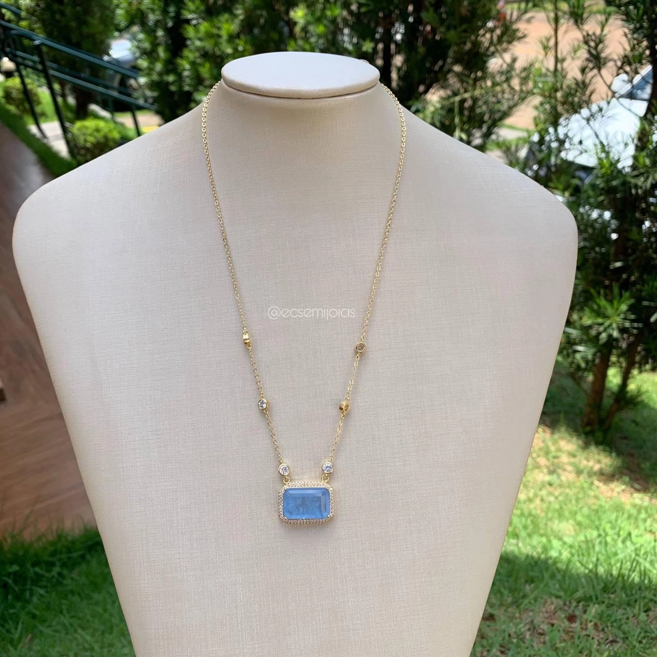 Colar pedra retangular média cravejada em volta- banhado a ouro 18k