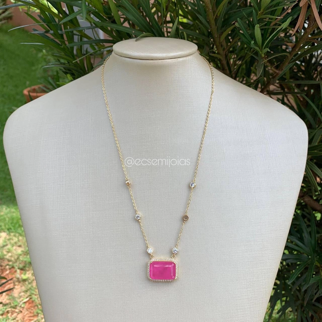 Colar pedra retangular média cravejada em volta- banhado a ouro 18k