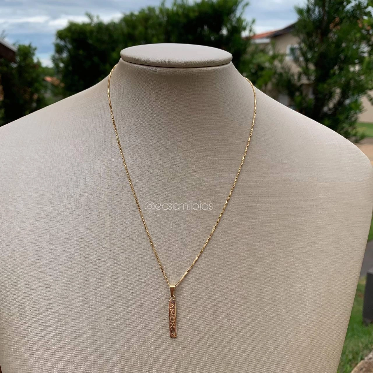 Colar placa amor- banhado a ouro 18k