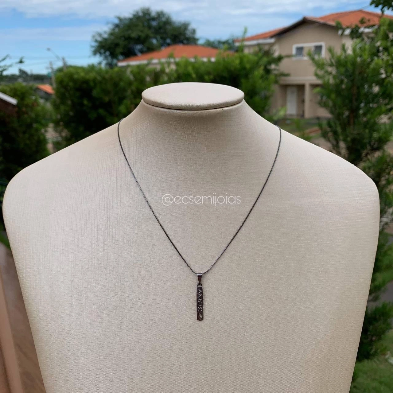 Colar placa amor- banhado a ródio negro