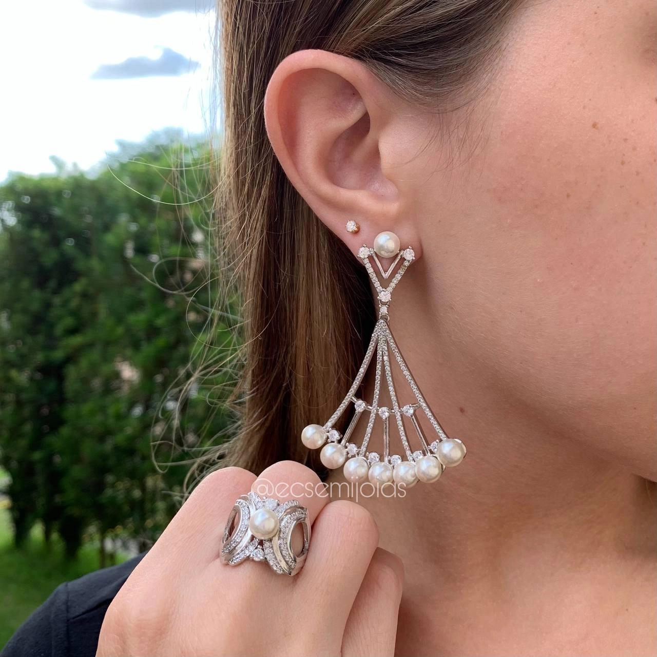 Conjunto anel e brinco chique leque cravejado vazado com pérolas- banhado a ródio branco