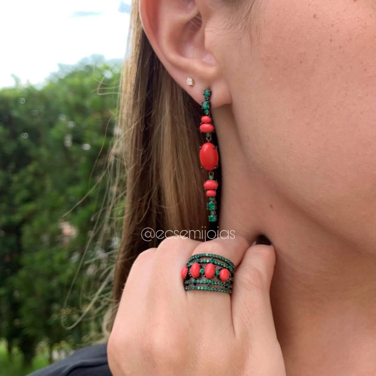 Conjunto anel e brinco longo com pedras ovais e cravejado com zircônia esmeralda - banhado a ródio negro