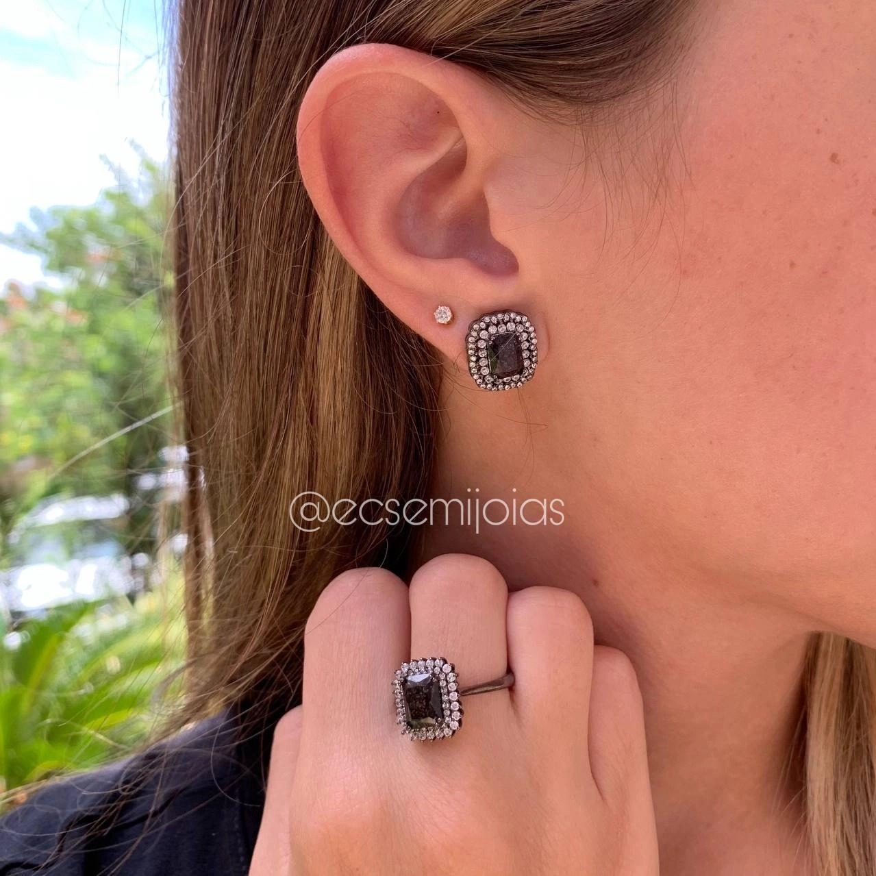 Conjunto anel e brinco  quadrado com uma pedra no meio e cravejado em volta - banhado a ródio negro