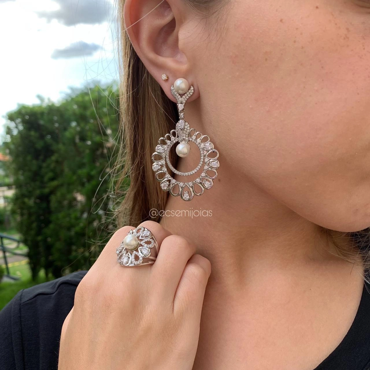 Conjunto anel e brinco redondo cravejado com duas pérolas- banhado a ródio branco