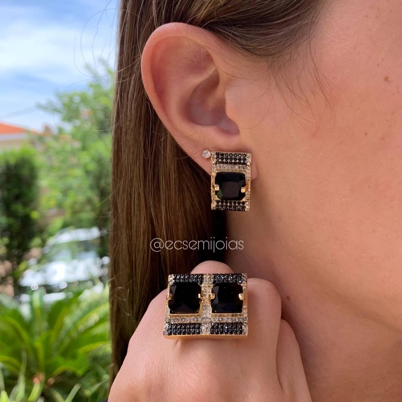Conjunto anel e brinco retangular cravejado com zircônia branca e negra com pedra negra no centro - banhado a ouro 18k