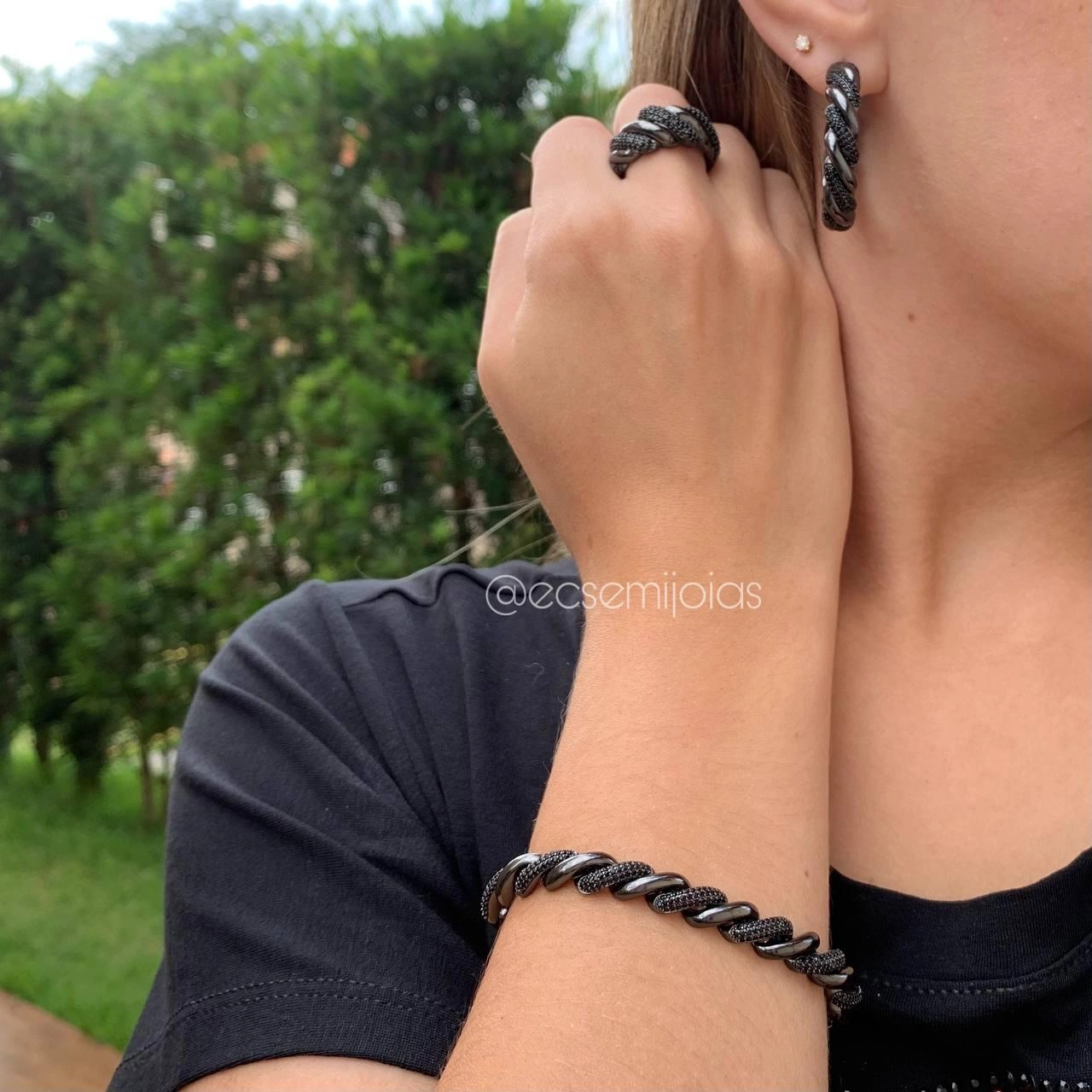 Conjunto brinco, anel e pulseira entrelaçado cravejado ròdio negro com zircônia negra