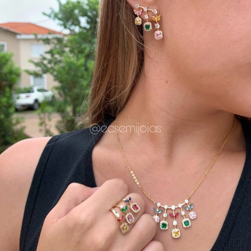 Conjunto brinco, colar e anel jardim com zircônias coloridas, cravejado em volta com zircônias brancas banhado a ouro 18k