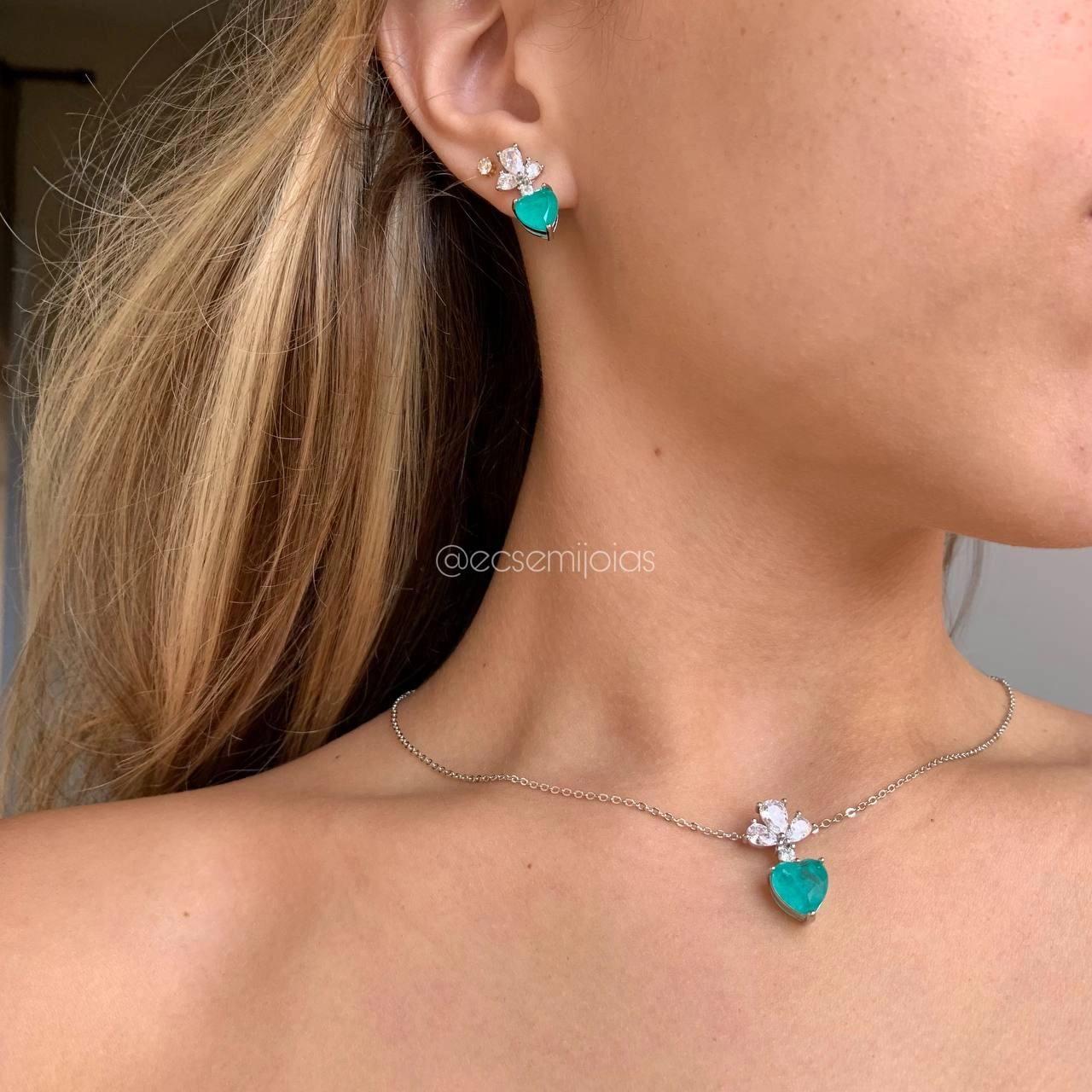 Conjunto de brinco e colar com quatro zircônias em cima e um coração pendurado  - banhada a ródio branco