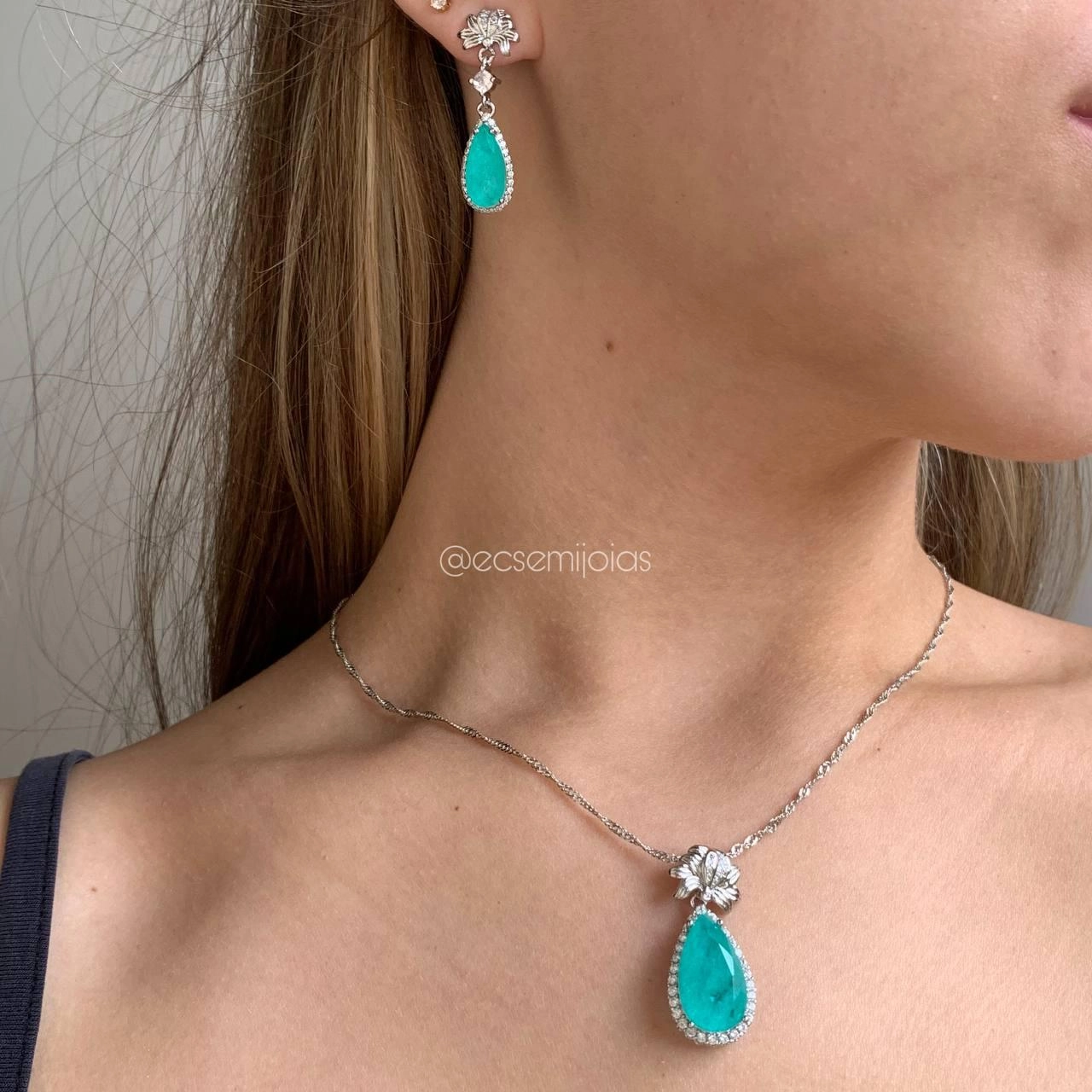Conjunto de brinco e colar  flor com uma gota pendurada - banhada a ródio branco