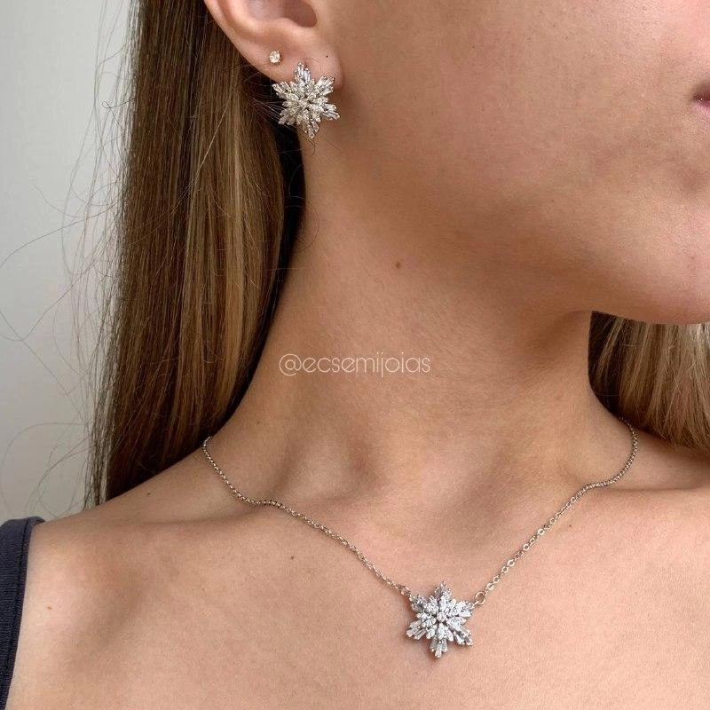 Conjunto de brinco e colar  flor cravejada - banhada a ródio branco