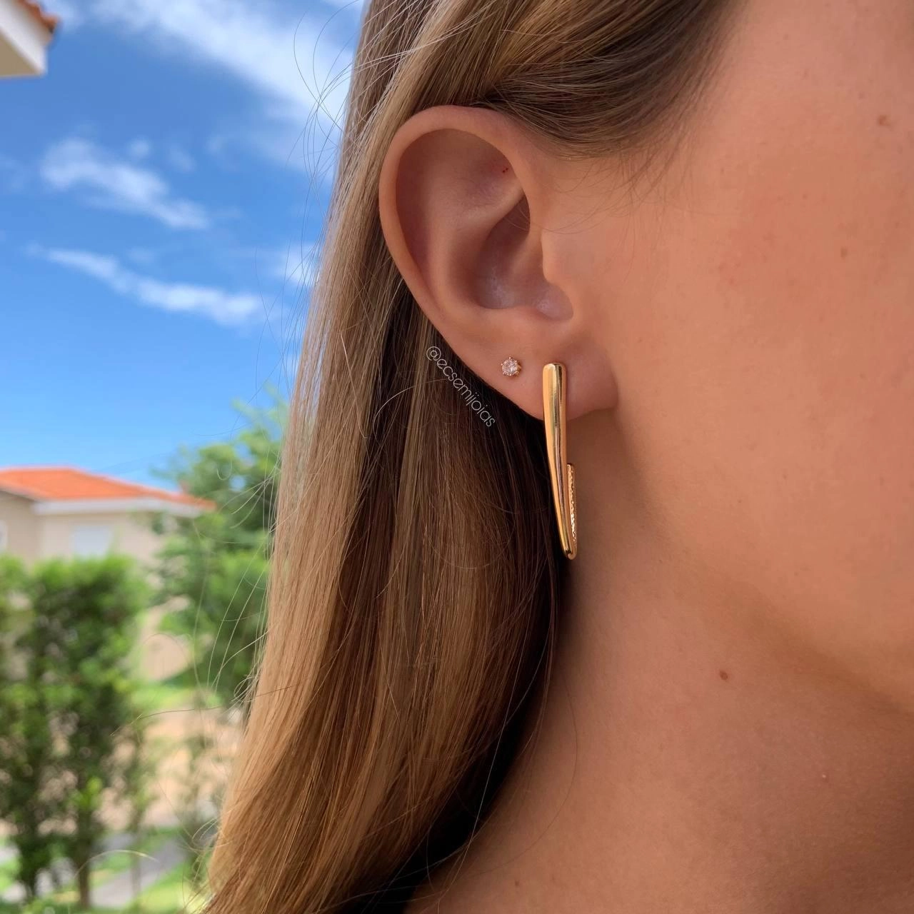 Meia argola lisa em forma de j - banhado a ouro 18k
