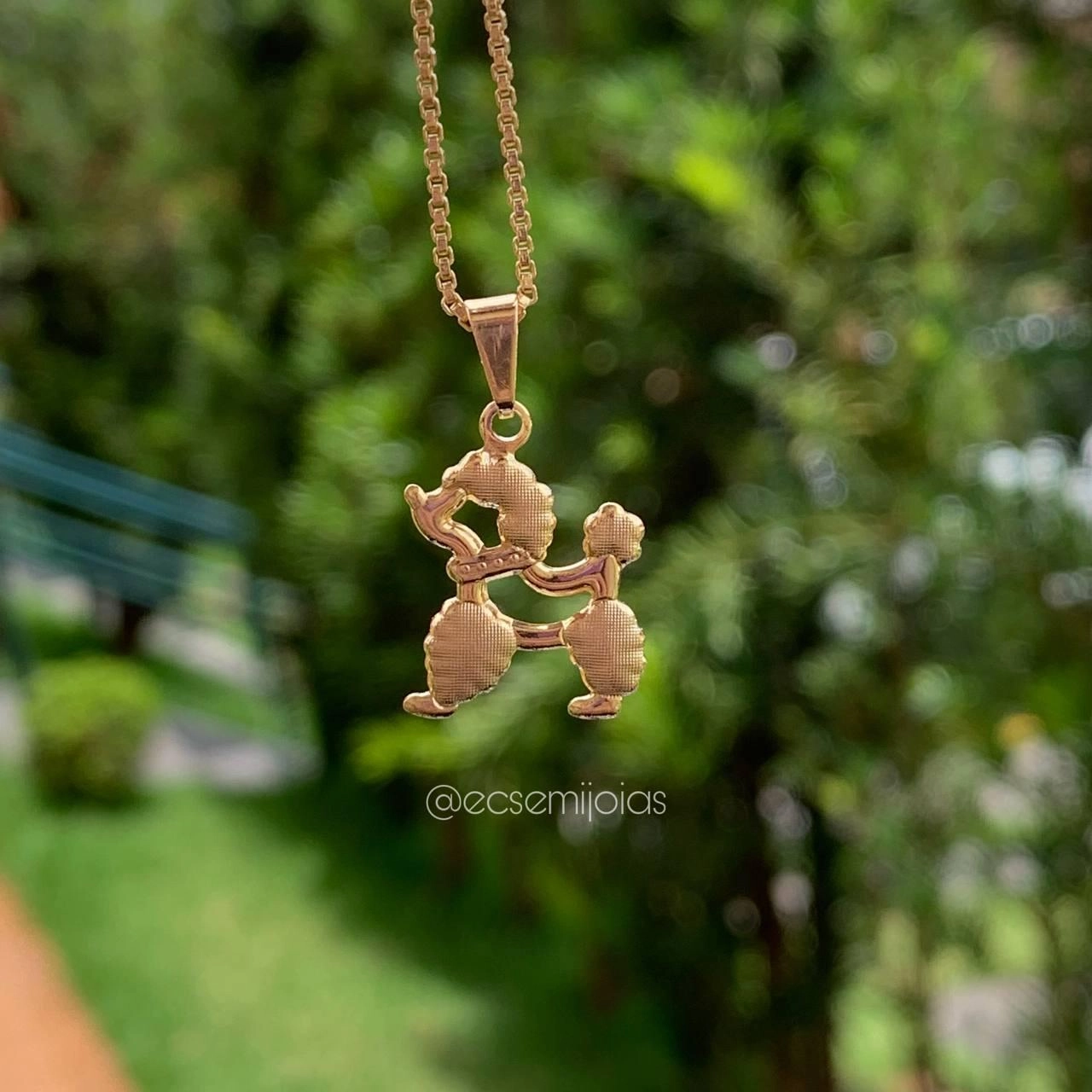 Pingente cachorro poodle liso vazado- banhado a ouro 18k