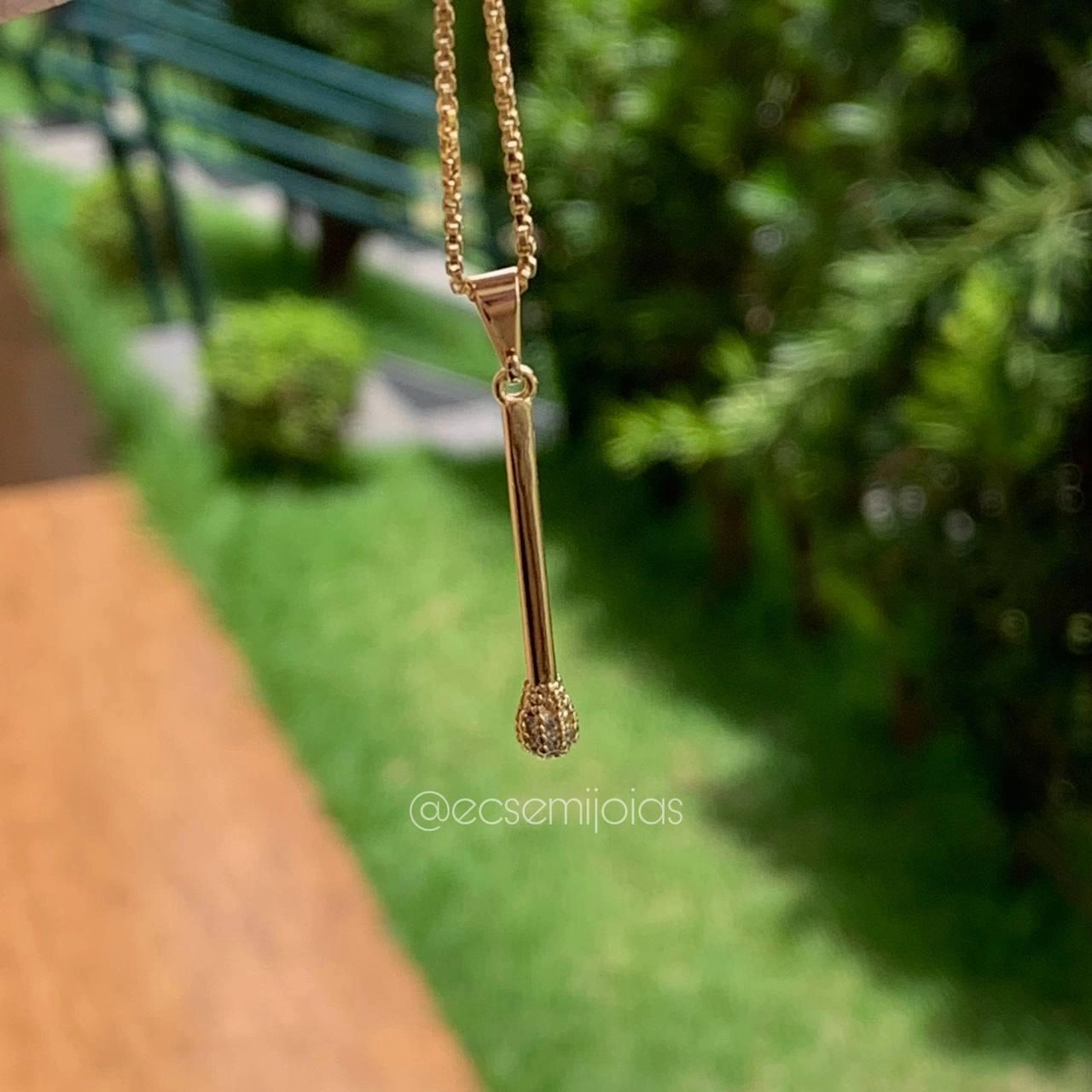 Pingente fósforo com ponta e tranqueta cravejado- banhado a ouro 18k