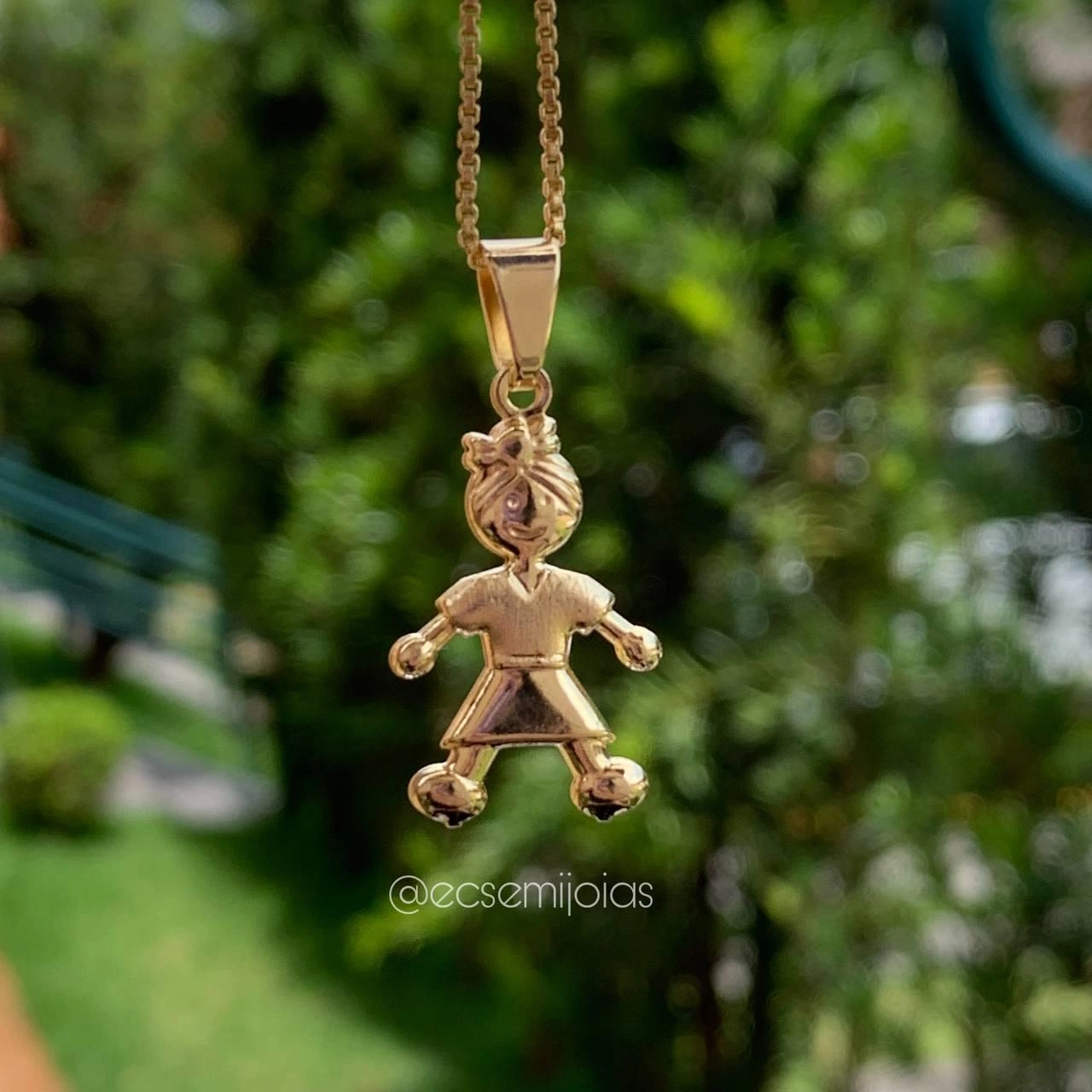 Pingente menina liso- banhado a ouro 18k