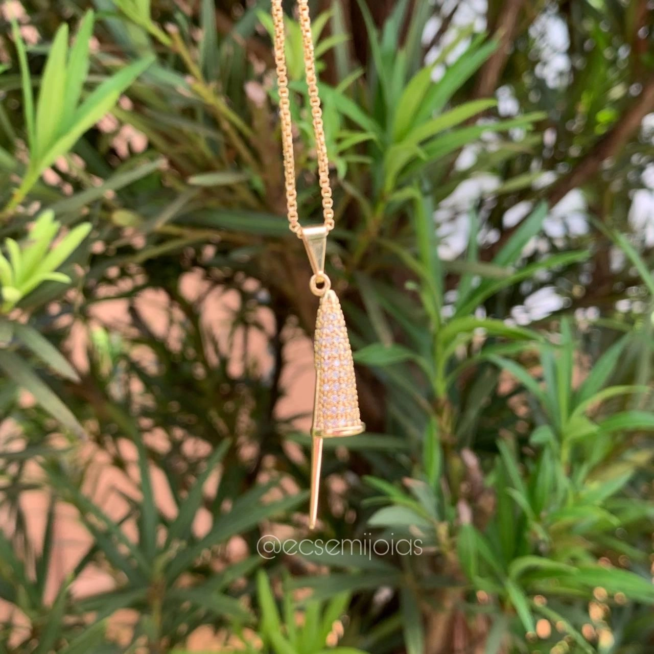 Pingente tampa de caneta cravejada com tranqueta cravejada - banhada a ouro 18k