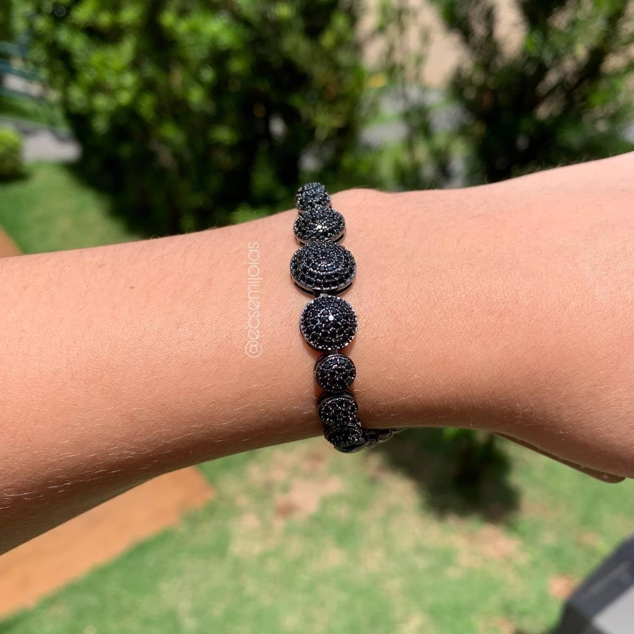 Pulseira c/ fileira de elos redondos menores cravejados e elos redondos lisos