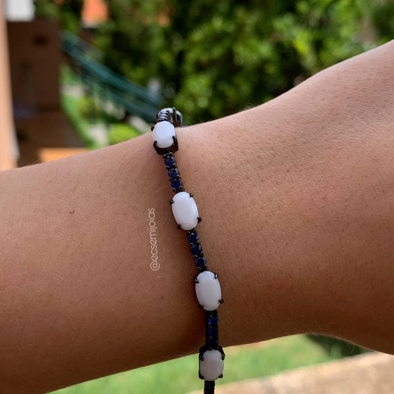 Pulseira c/ pedras ovais e cravejado