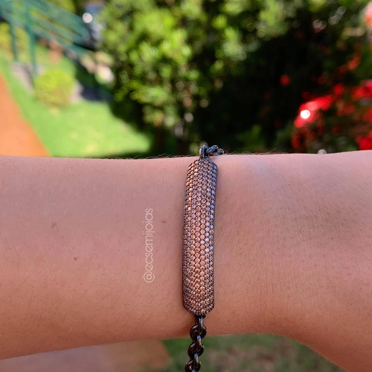 Pulseira c/ placa abaulada toda cravejada com zircônia wisk c/ corrente elo português - banhado a ródio negro