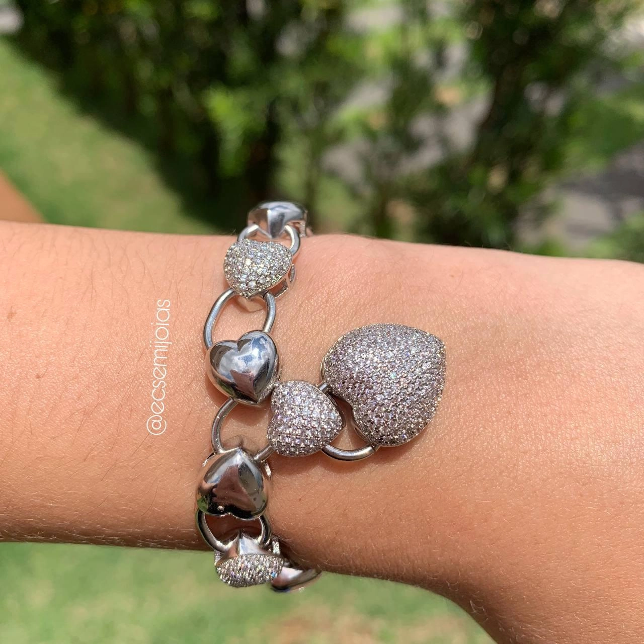Pulseira de corações cravejados e coração maior centro