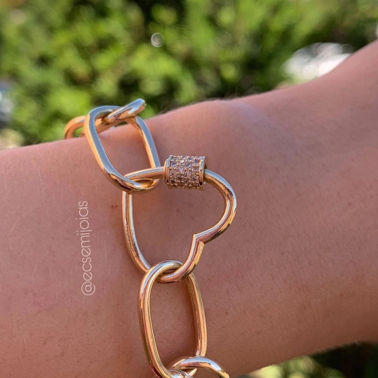 Pulseira de elos grandes c/ fecho de coração grande c/ rodinha cravejada- banhado a ouro 18k