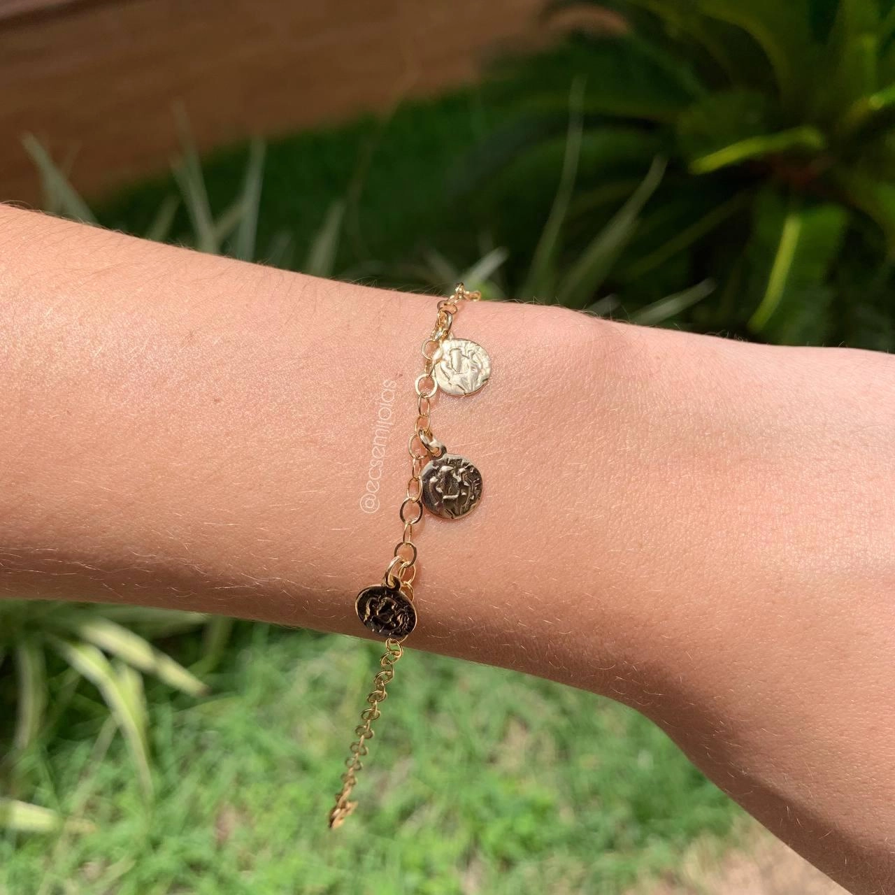 Pulseira elo fino com 3 medalhas amassadas penduradas- banhada a ouro 18k