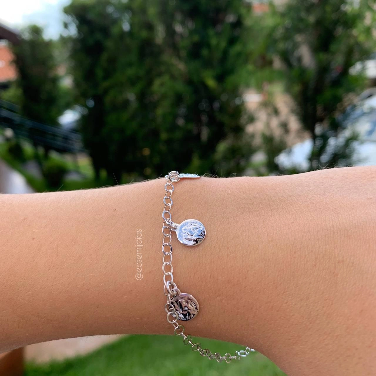 Pulseira elo fino com 3 medalhas amassadas penduradas- ródio branco