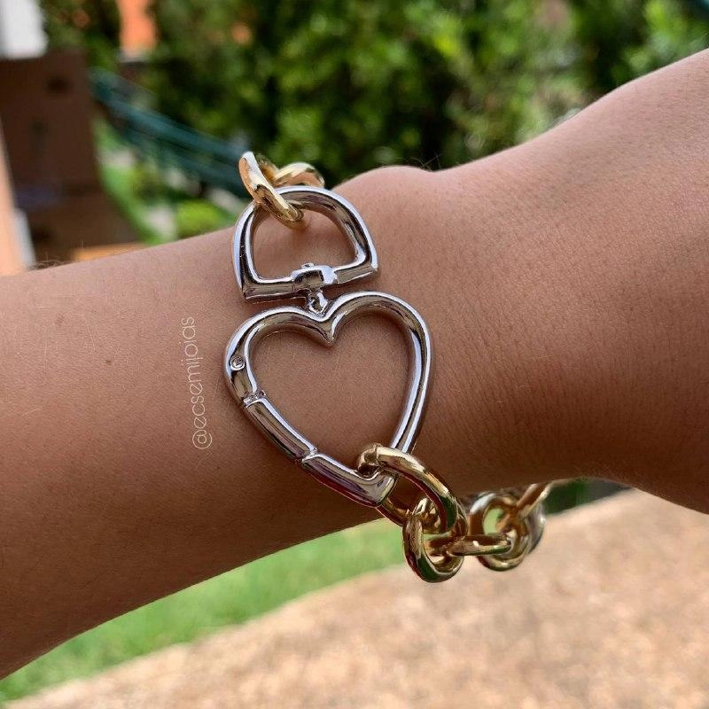 Pulseira elo oval grosso e acessório de coração