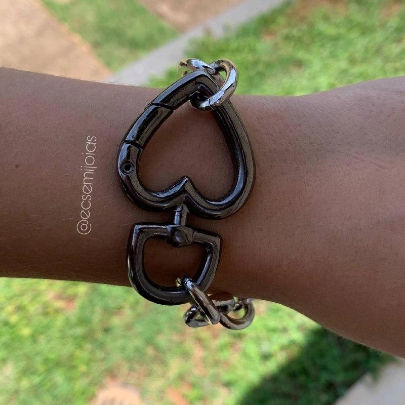 Pulseira elo oval grosso e acessório de coração