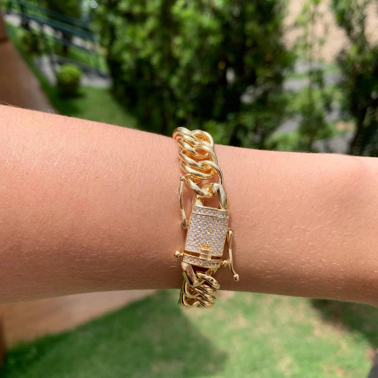 Pulseira escama de peixe grossa com fecho gaveta cadeado cravejado -12mm espessura -banhado a ouro 18k
