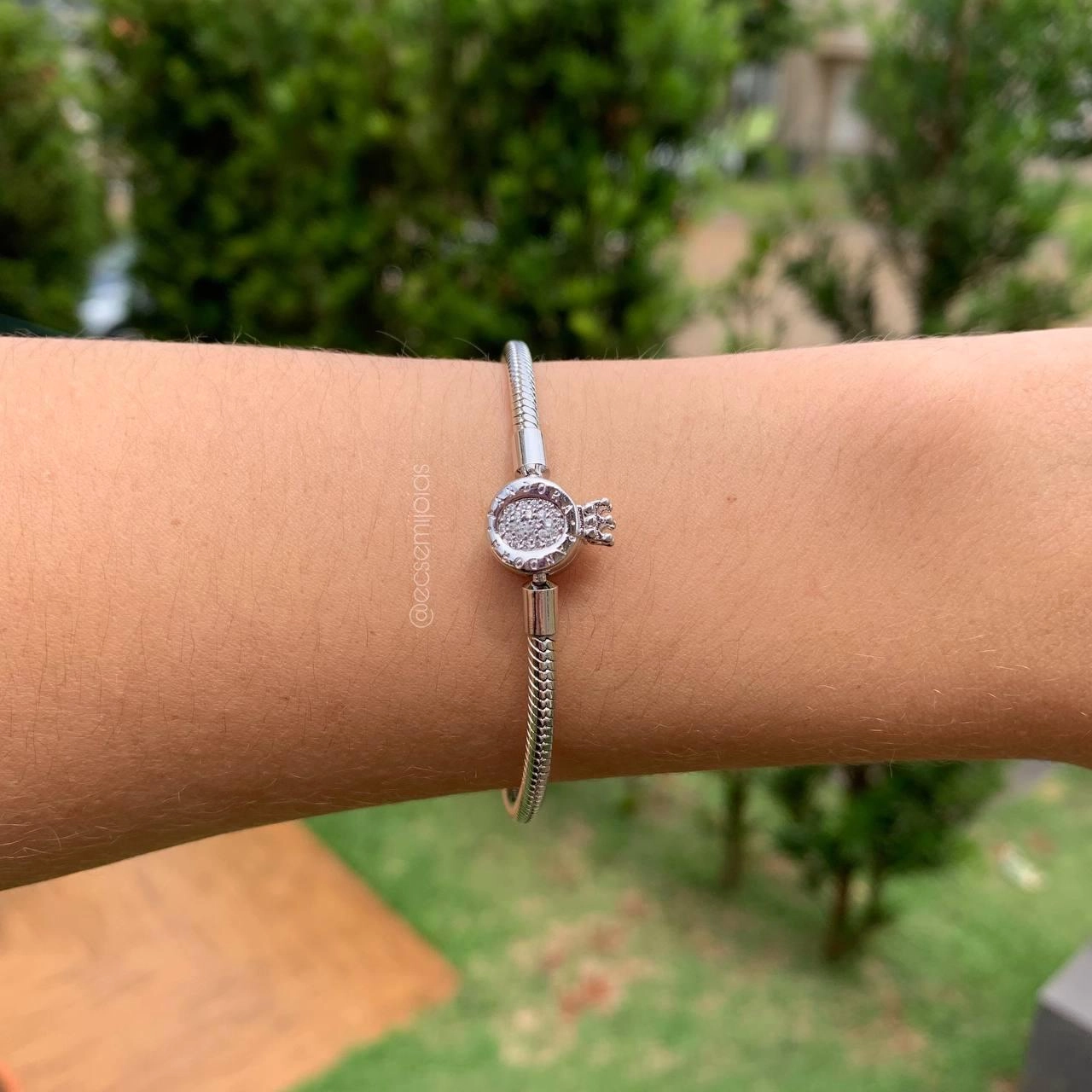 Pulseira fecho de coroa cravejada com zircônia branca - banhada a ródio branco