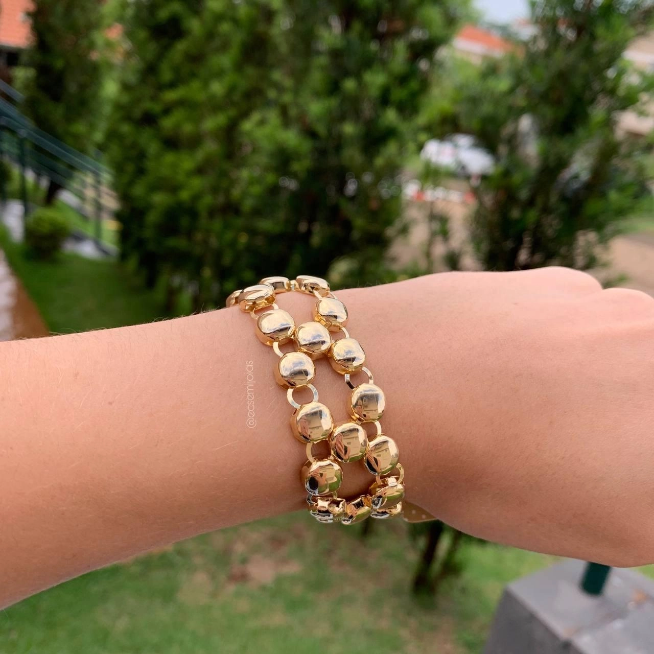 Pulseira grossa com meias bolas