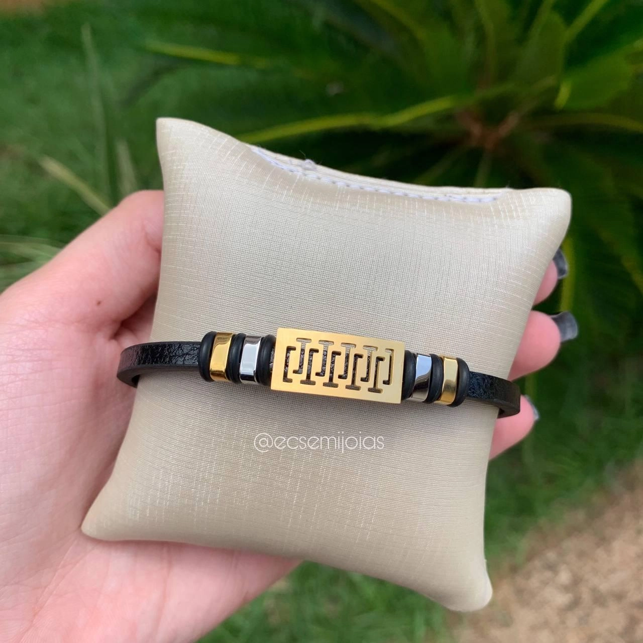 Pulseira masculina couro fina com placa trabalhada em cima- couro+ aço inox
