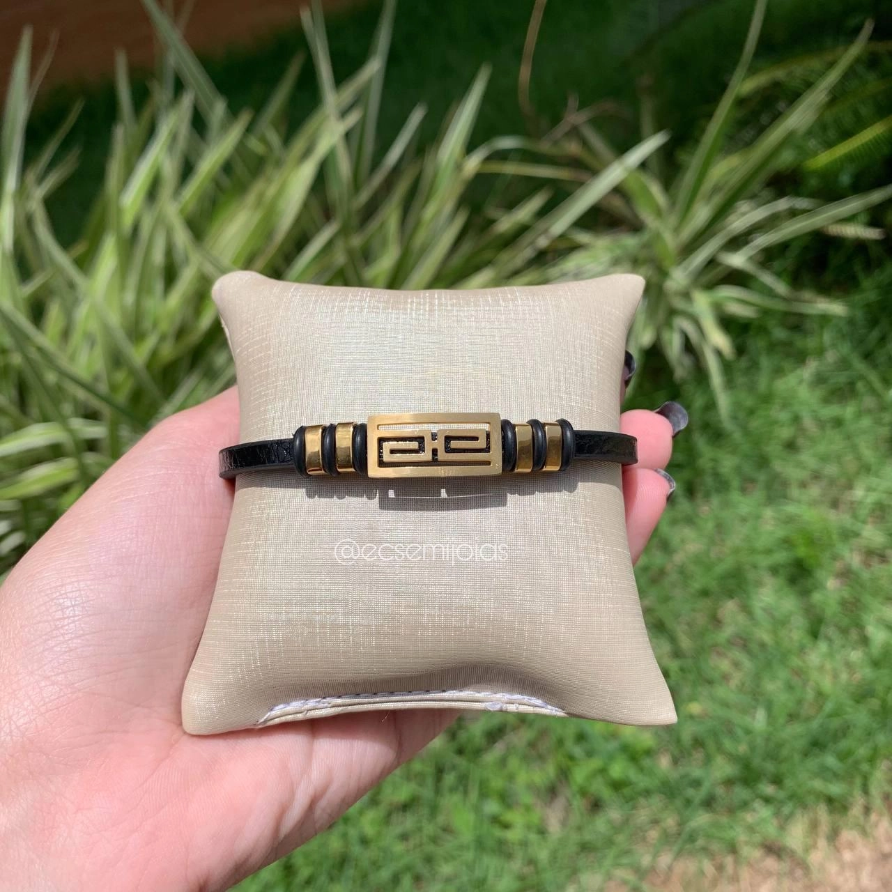 Pulseira masculina couro fina com placa trabalhada em cima- couro+ aço inox