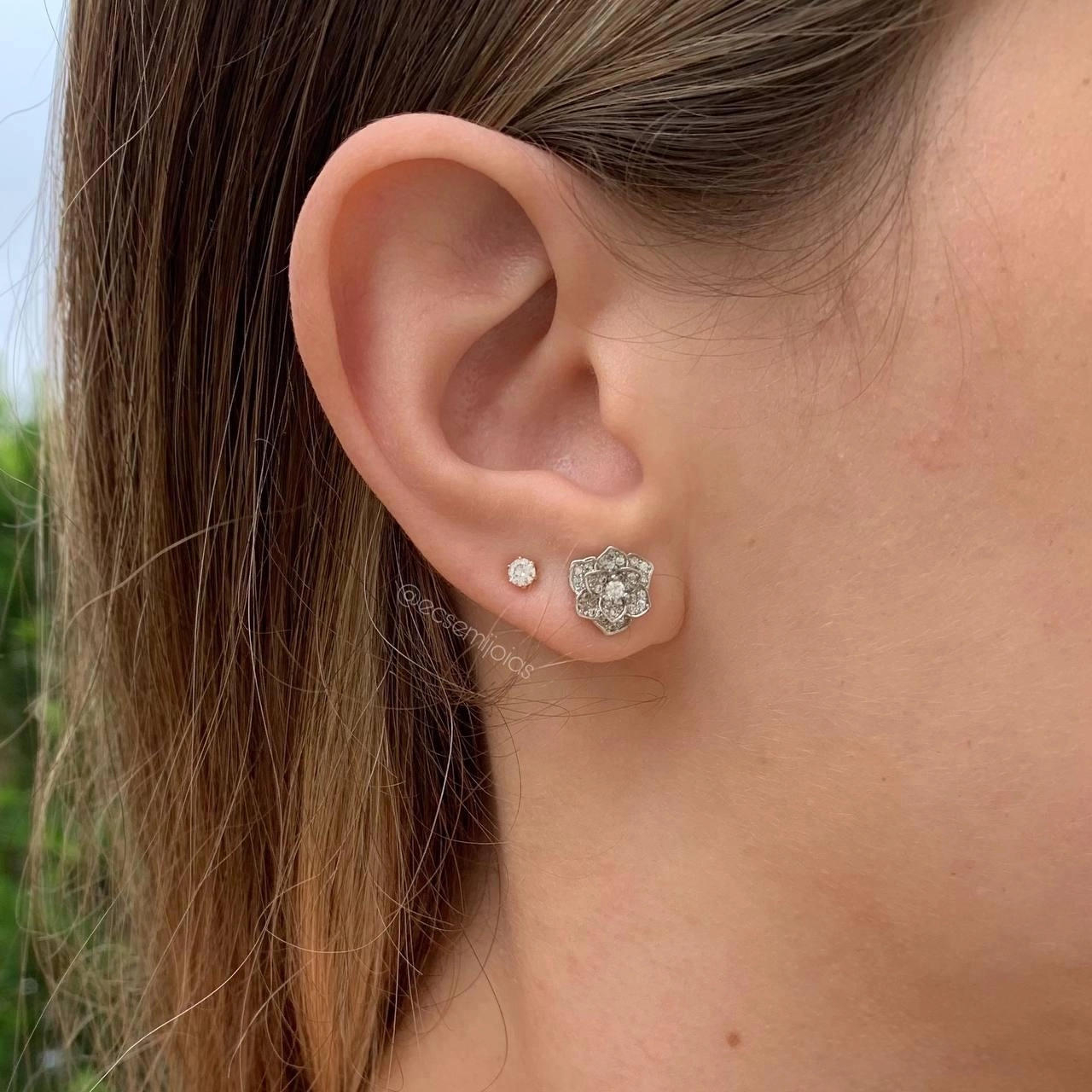 Conjunto brinco, colar e anel de flor cravejada - banhada a ródio branco
