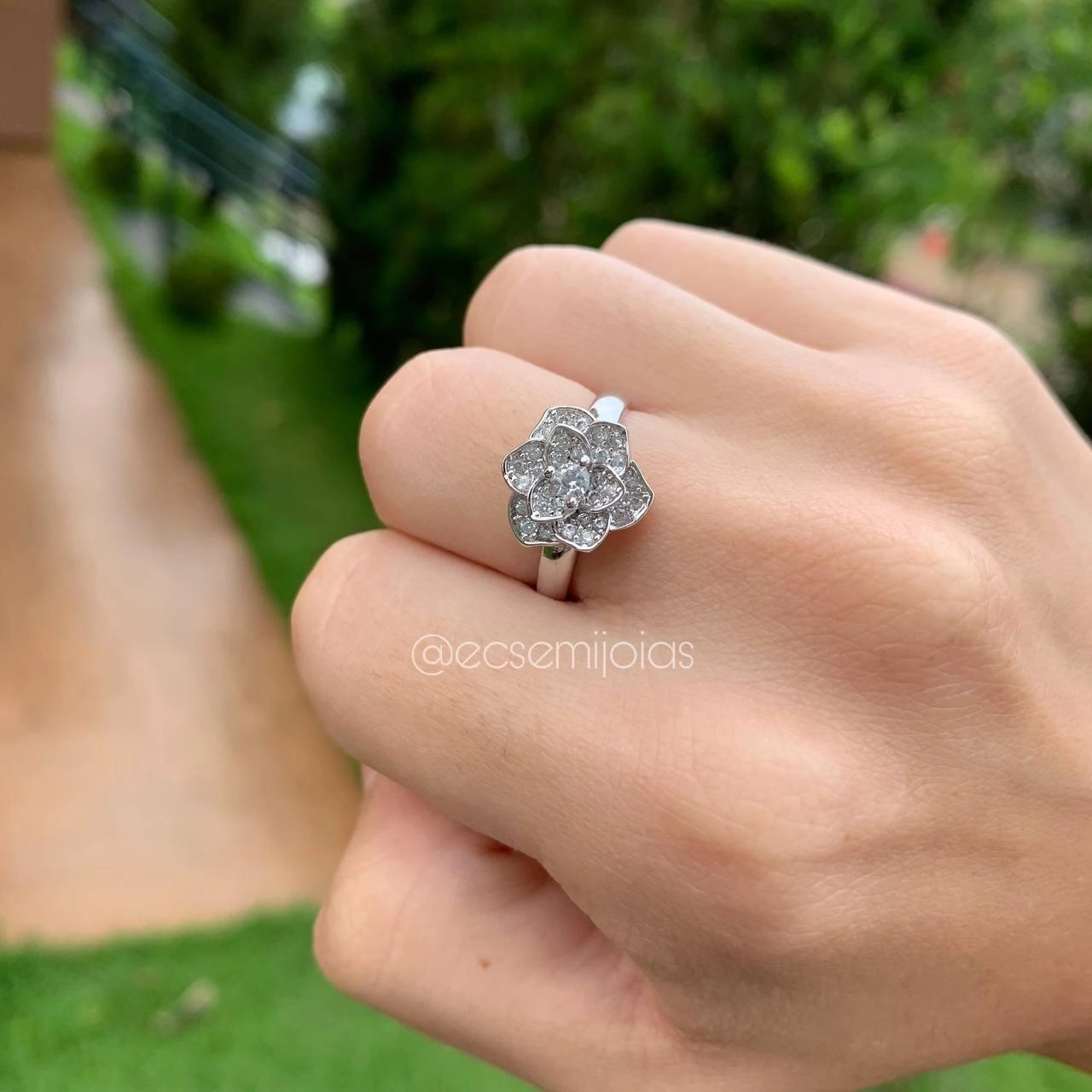 Conjunto brinco, colar e anel de flor cravejada - banhada a ródio branco