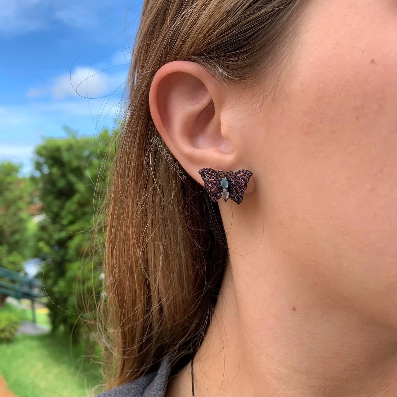 Conjunto brinco, colar e anel borboleta cravejada colorida - banhada a ródio negro