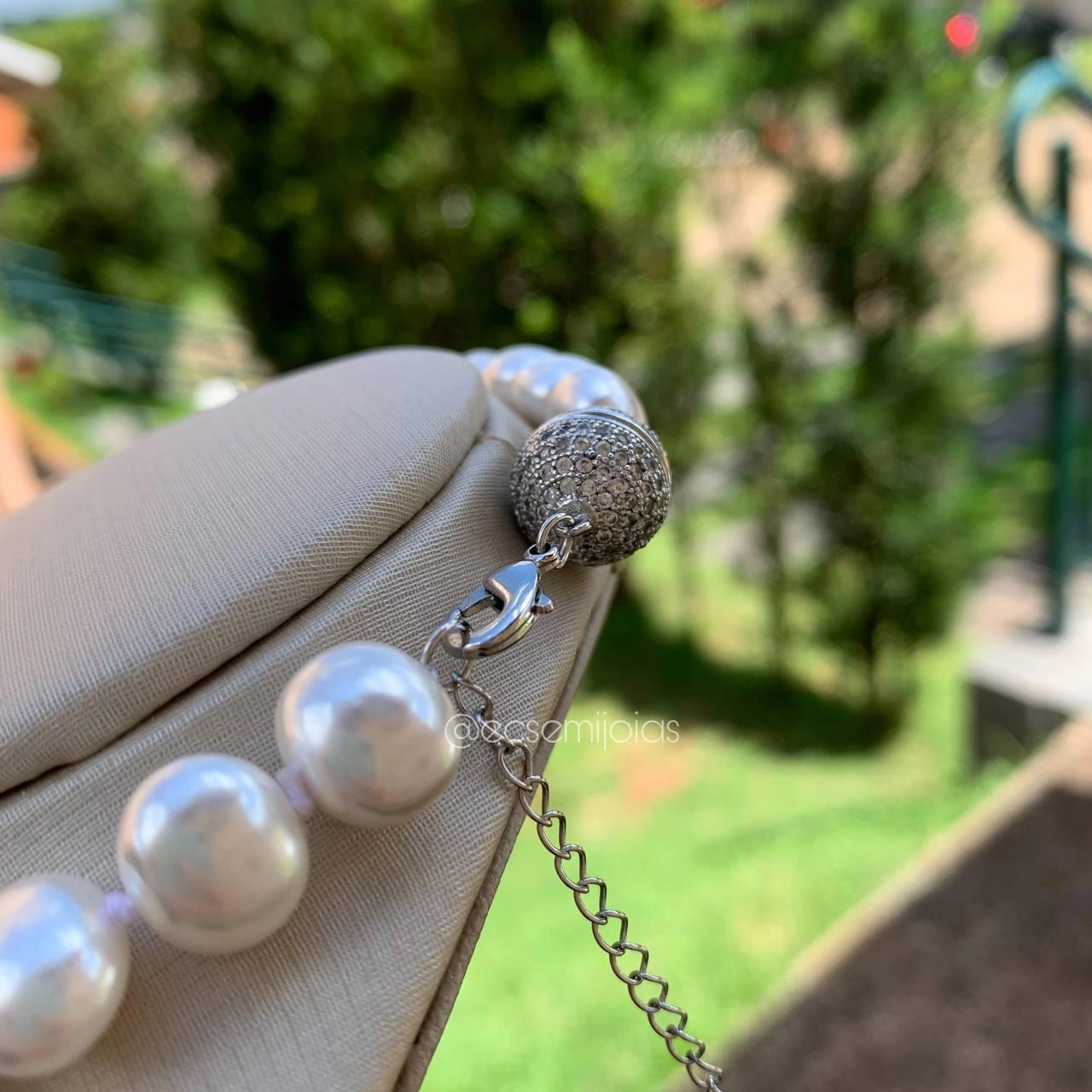 Colar de pérola shell com bola cravejada - banhado a ródio branco