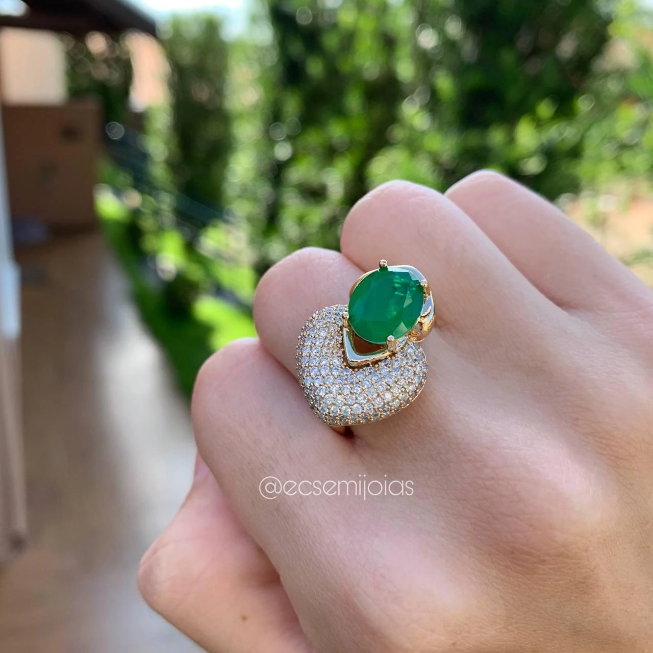 Conjunto brinco, colar e anel pedra esmeralda oval em volta cravejado em formato de coração - banhado a ouro 18k