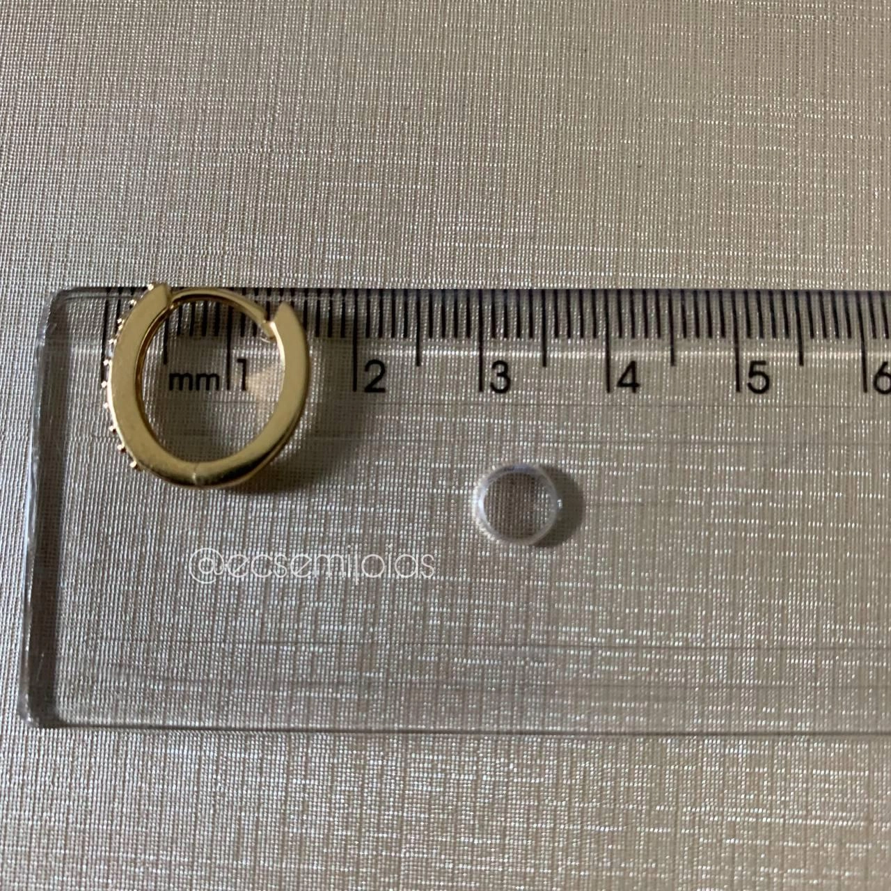 Brinco argola cravejada 9 zircônias  grande  - banhada a ouro 18k