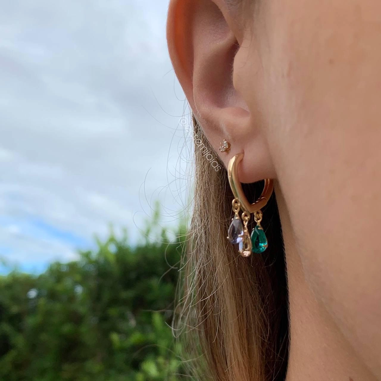 Brinco argola tranqueta com três gotas - banhado a ouro 18k