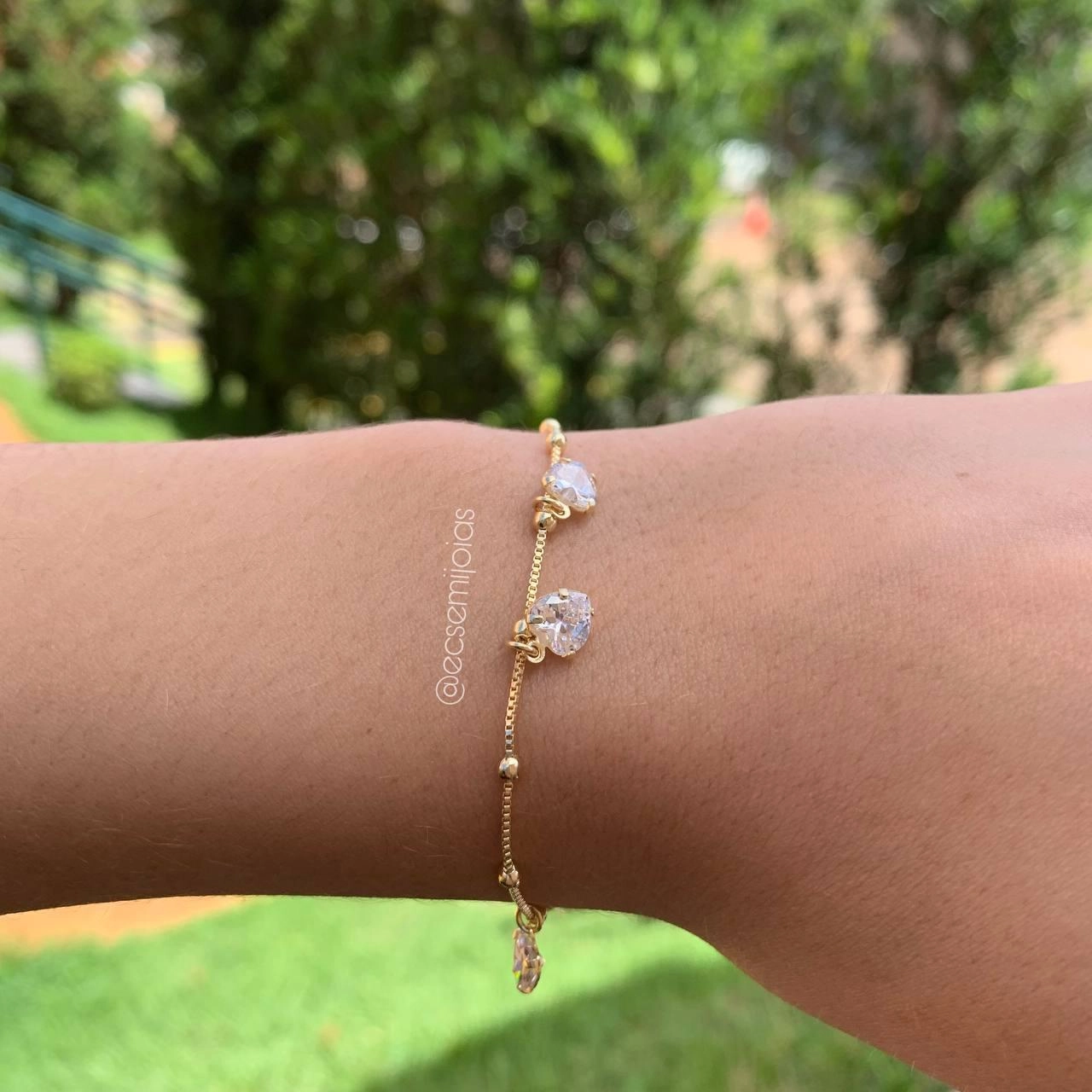 Pulseira de bolinhas com corações pendurados delicada - banhada a ouro 18k